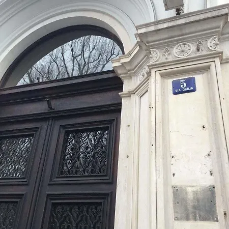 לינה וארוחת בוקר House 5
